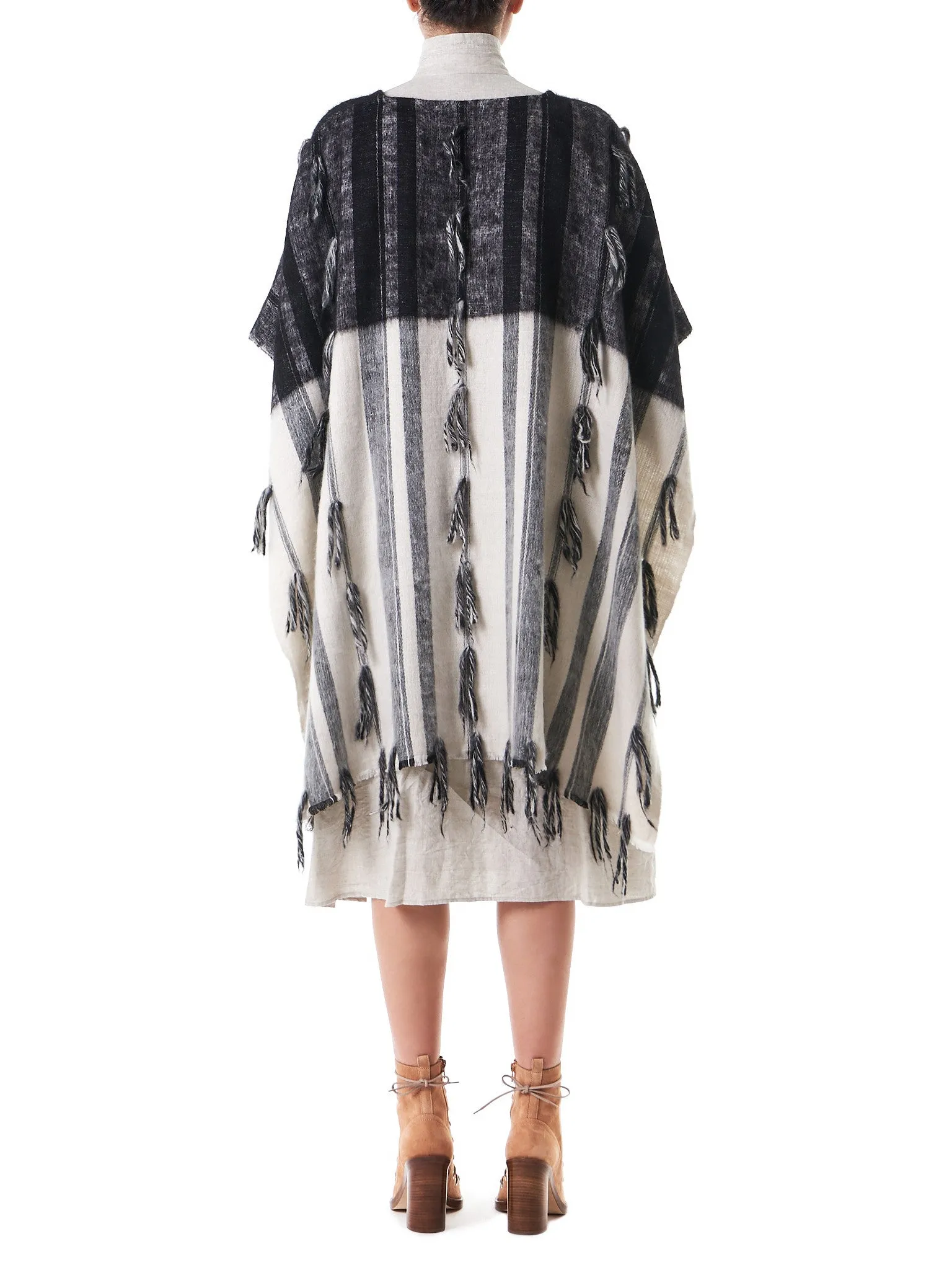 Oversized Poncho (TAPA-PONCHO-BLACK-WHITE)